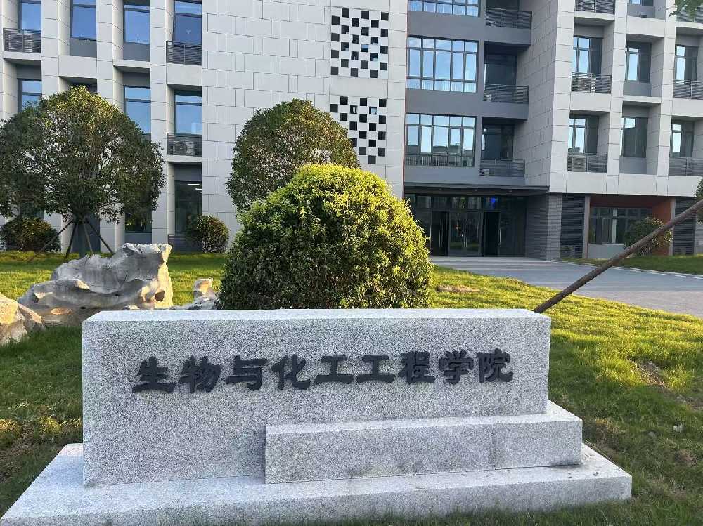 赤峰市扬州职业大学体育场高杆灯项目